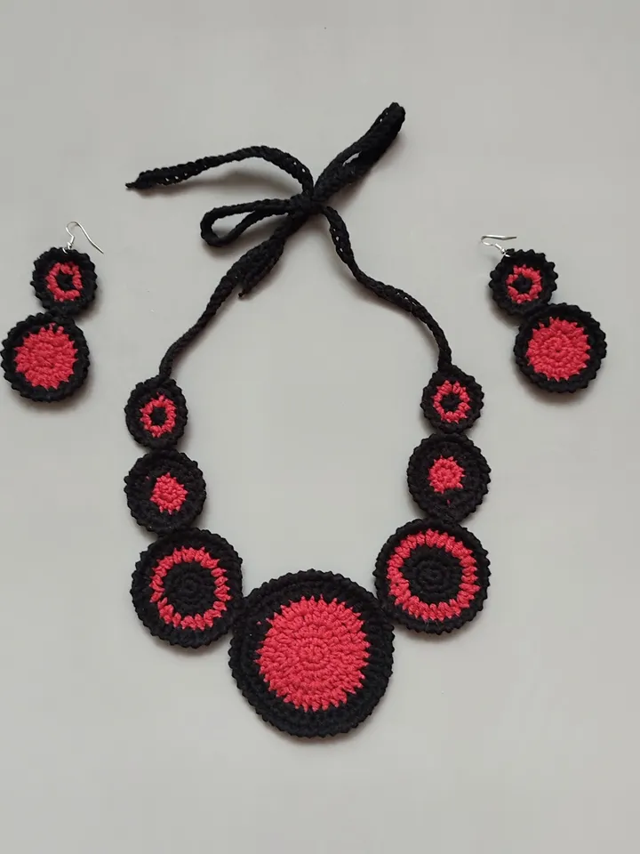 Elegant jewelry, earring and necklace set