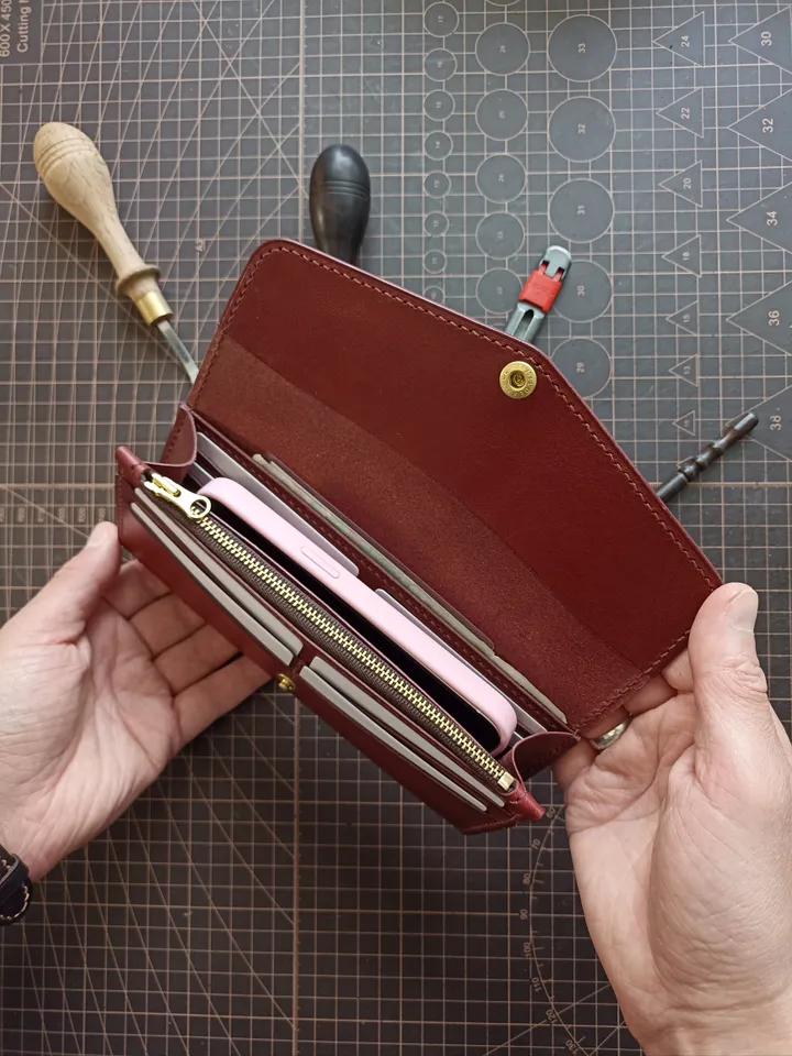 Pattern of a classic women's wallet - Pattern of a leather wallet - Download PDF & video TUTORIAL. Punch pitch 4 mm.