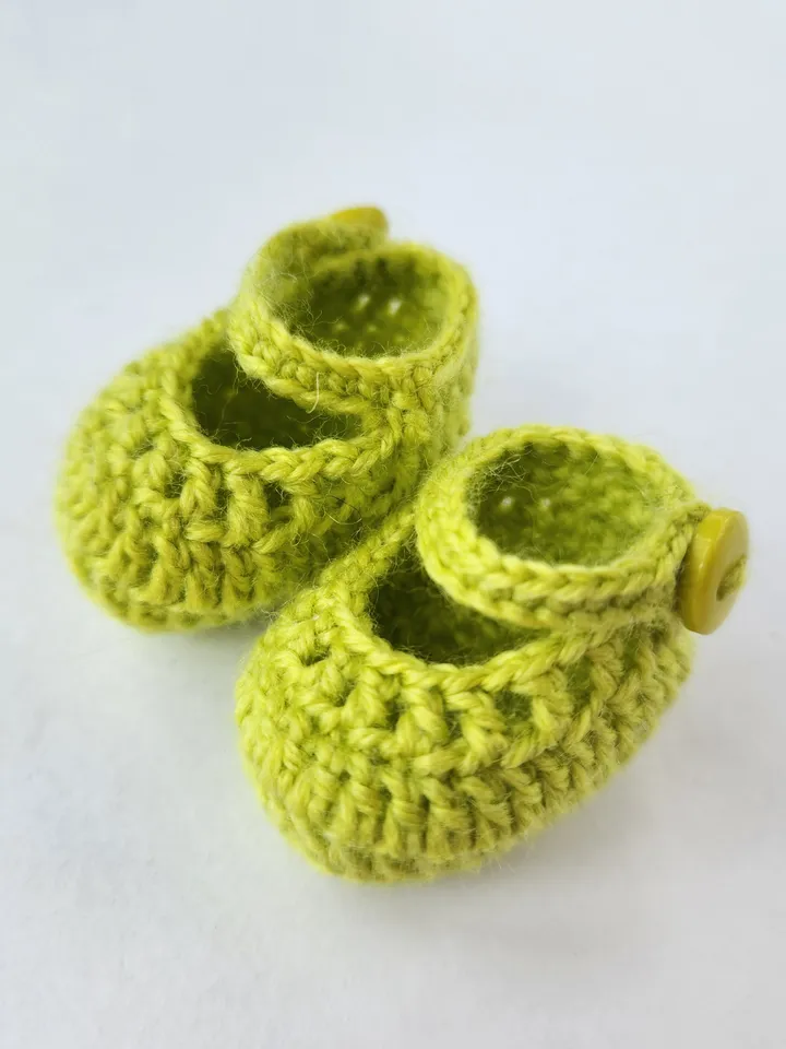 DIY Crochet booties for Waldorf dolls. 3 sizes. PDF crochet patterns and tutorials.