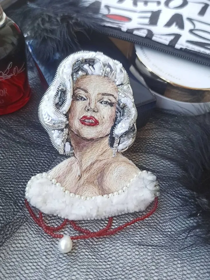 Brooch "Merilin Monroe"