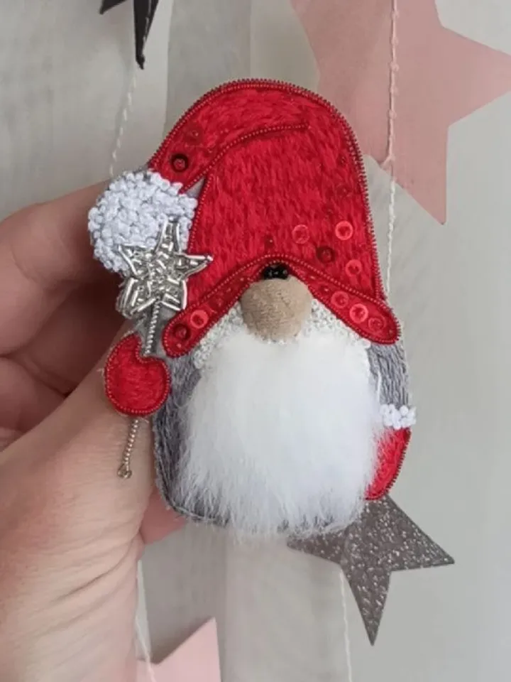 Brooch is a magic gnome