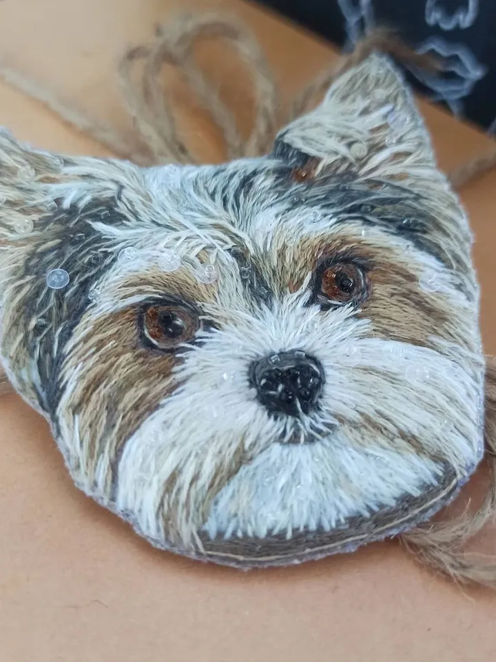 Portrait brooch