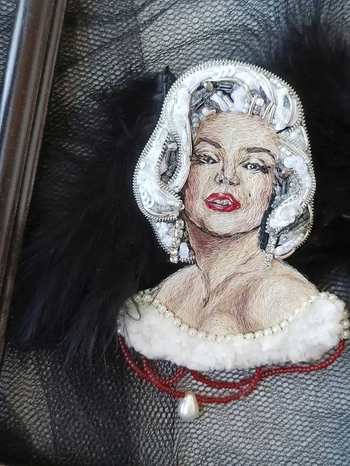 Brooch "Merilin Monroe"