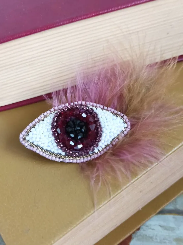 Brooch with feathers