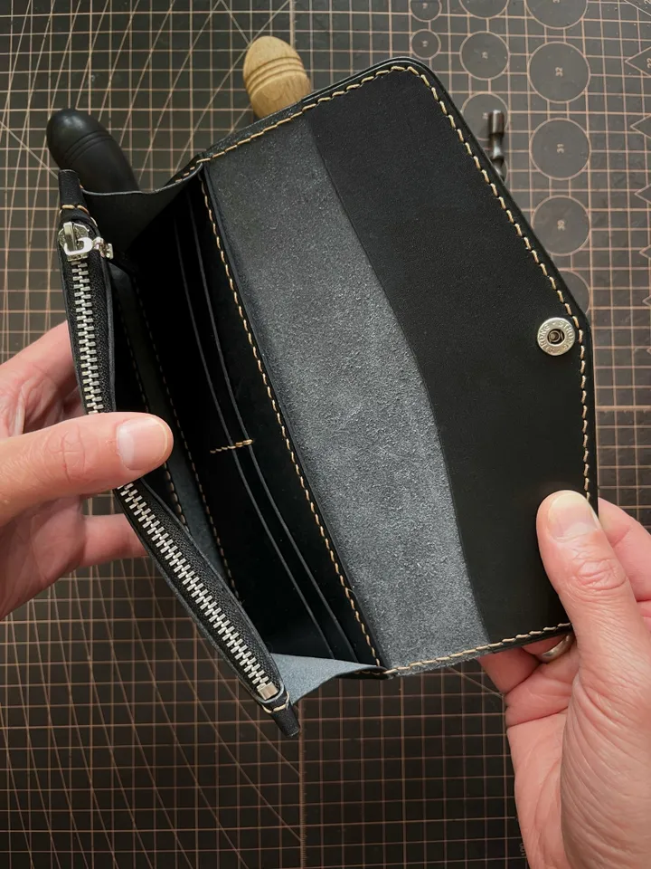 Pattern of a classic women's wallet - Pattern of a leather wallet - Download PDF & video TUTORIAL. Punch pitch 5 mm.