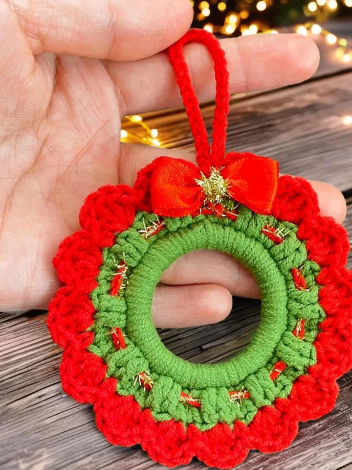 Christmas Crochet Wreath Ornament PDF Pattern – Easy DIY Holiday Decoration, Red & White Crochet Wreath with Pearls and Bow