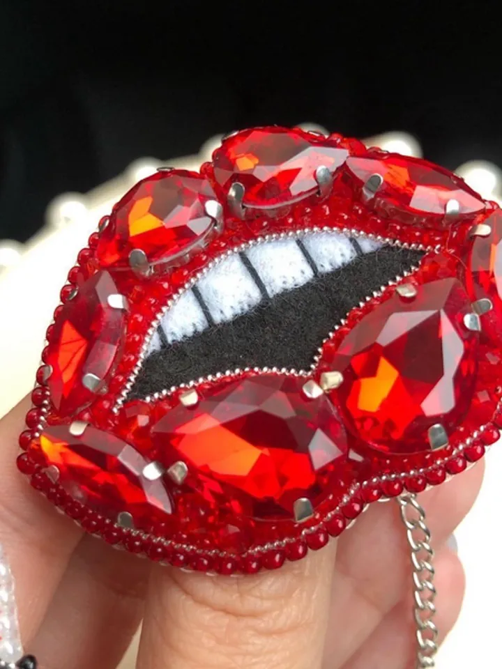 Lips & lipstick brooch/handmade brooch/gift for her/handmade jewelry/fashion jewelry