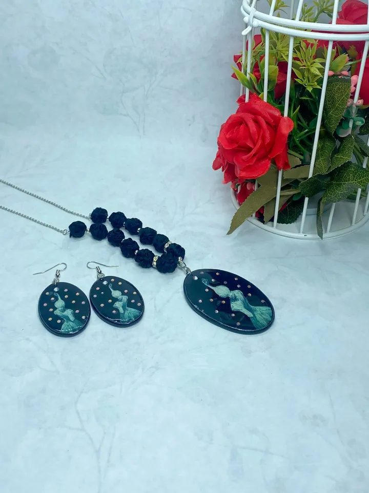 Handmade jewelry set. Beautiful set. Handmade pendant and earrings.