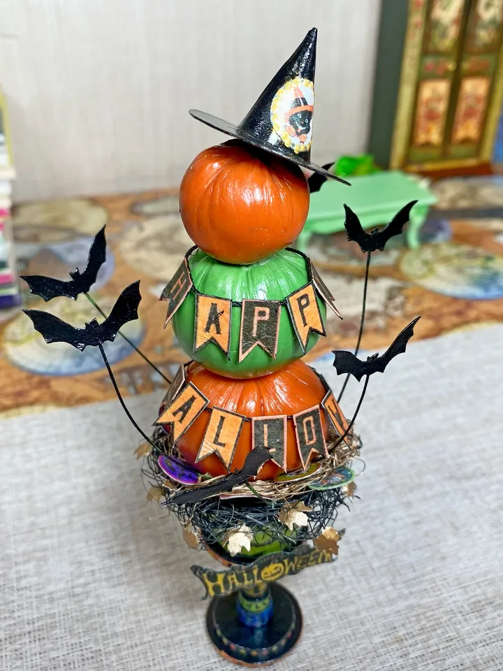 Pumpkins in a flower pot for Halloween. Dollhouse miniature.1:12.