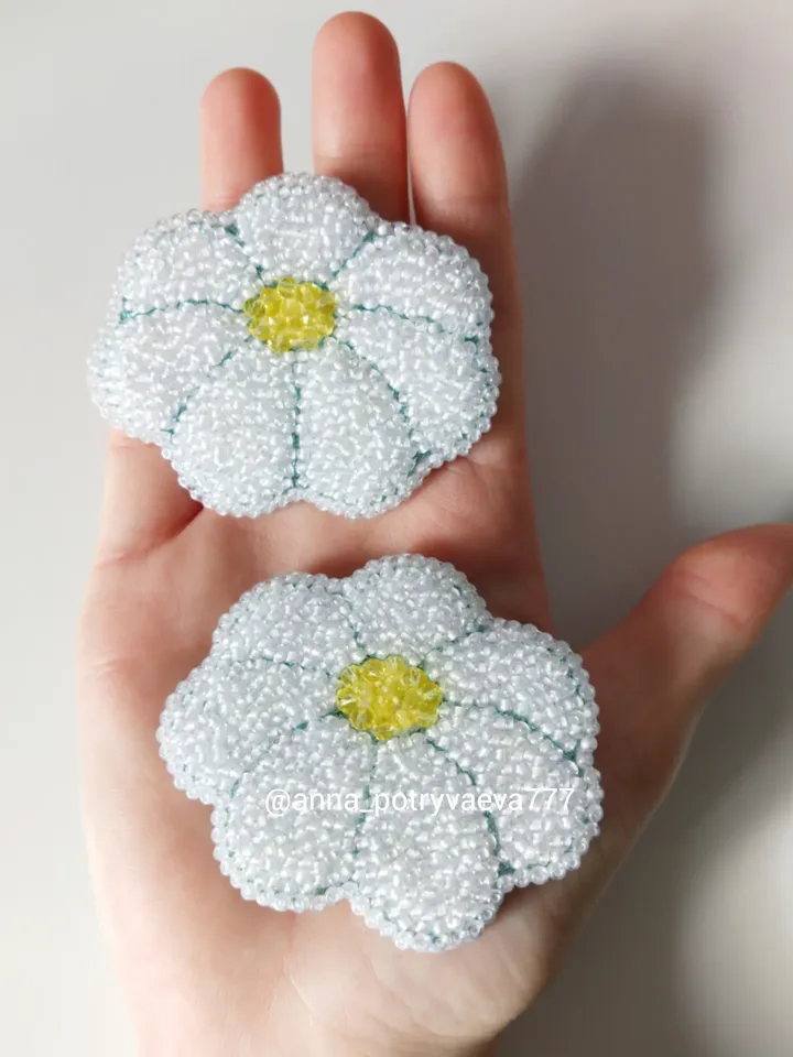 Chamomile beaded brooch