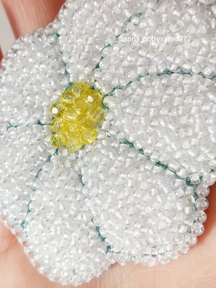 Chamomile beaded brooch