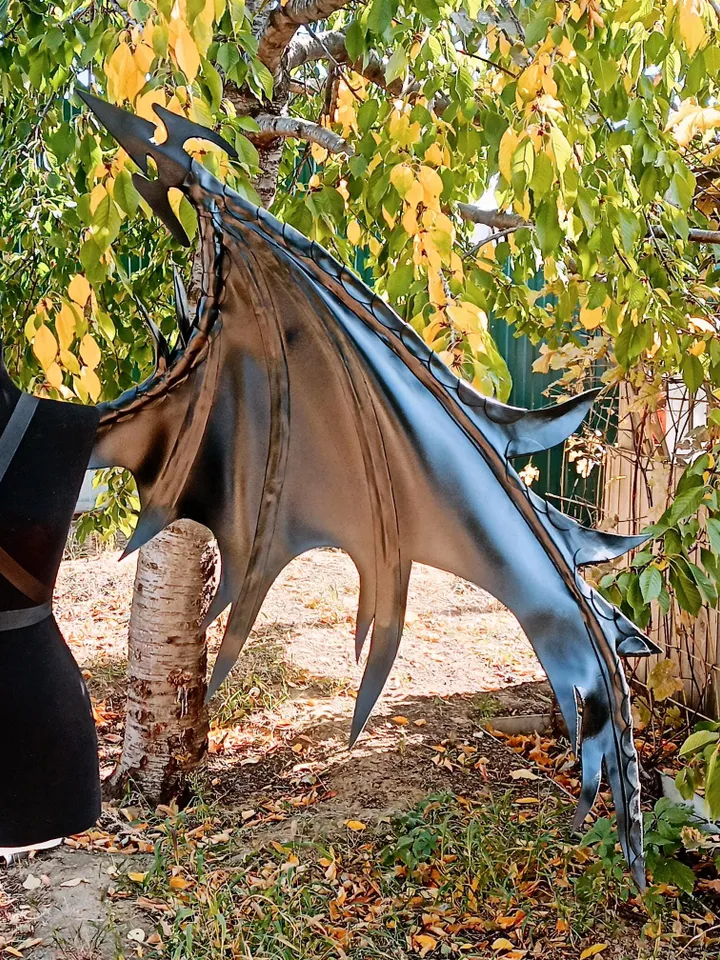 Cloud Strife cosplay, one wing, final fantasy game character cosplay, black wings,cloud strife wing