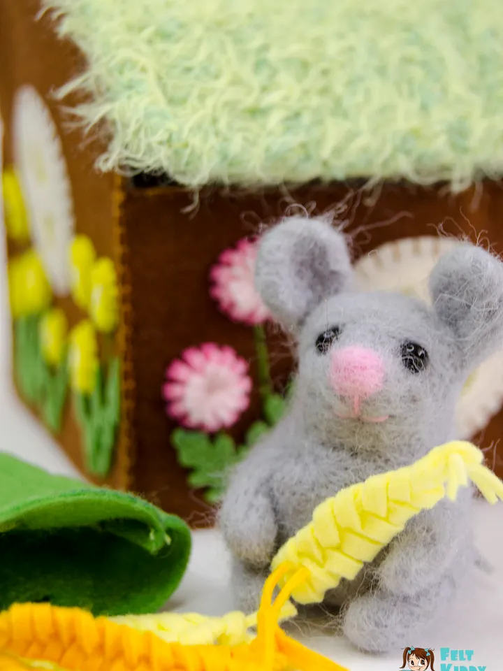 Dollhouse for mouse, cosy play house from felt