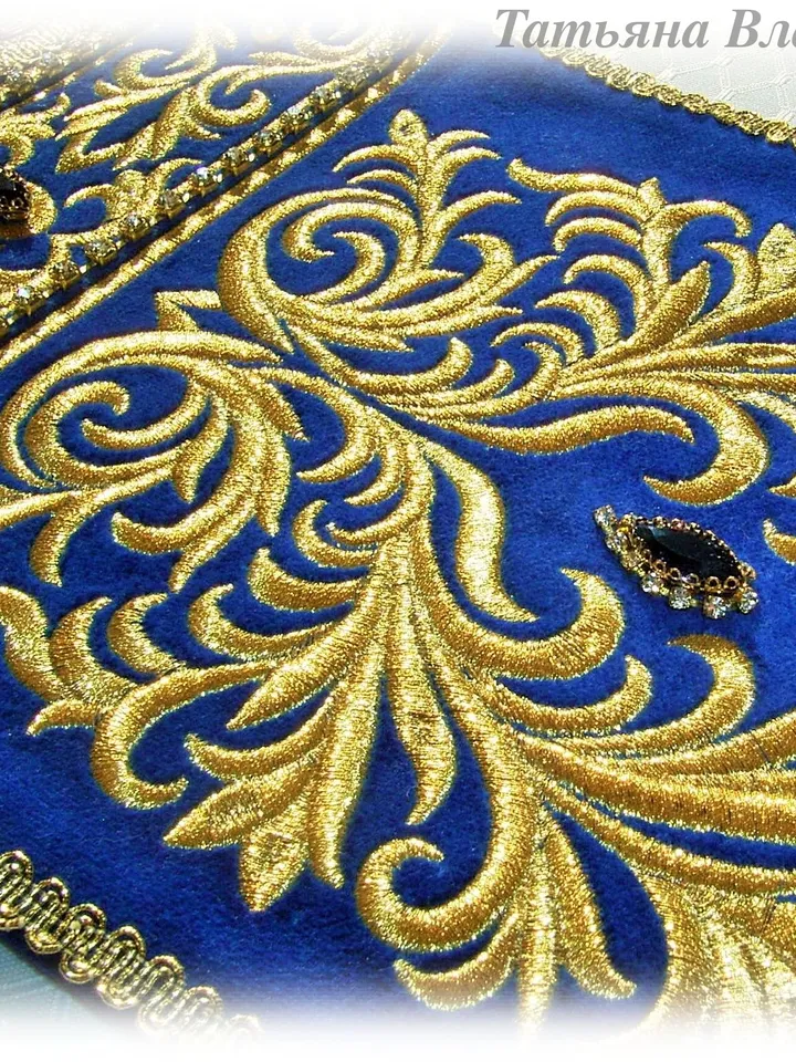Lampada is a set of designs for machine embroidery.