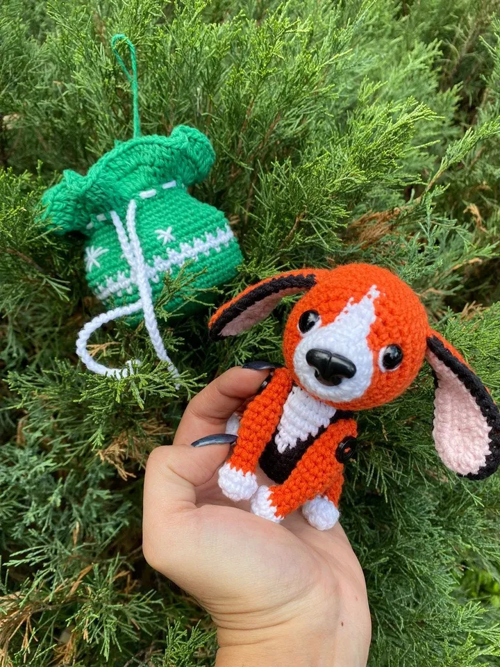 PDF Beagle in a Christmas Bag Crochet pattern, Crochet Animal Pattern, Crochet Puppy, Christmas Amigurumi, Crochet Cute Dog Amigurumi