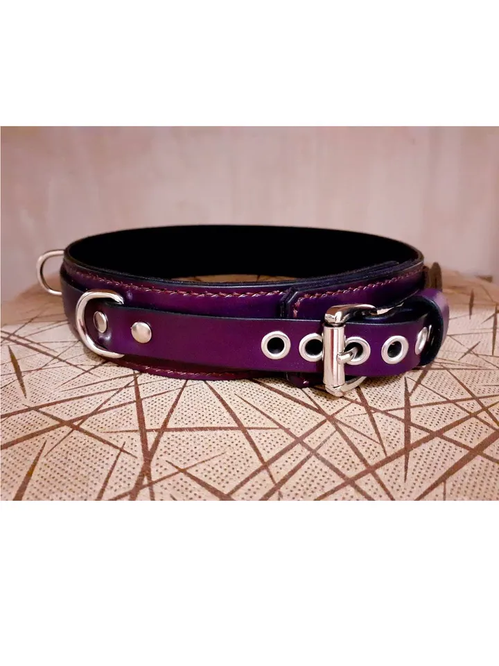 Hypoallergenic purple leather sub collar with soft suede lining