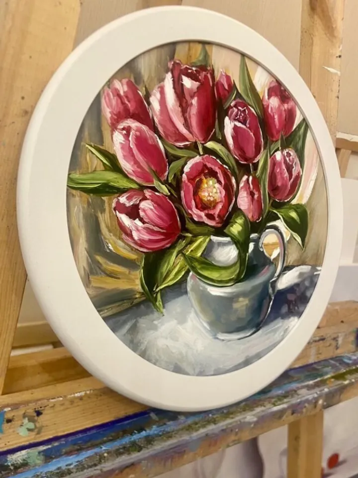 A round oil painting with tulips