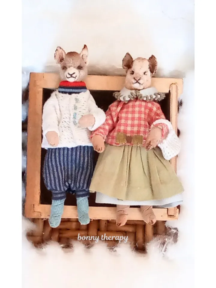 Miniature cat figurines 8.5 cm ( 3.2 inches ) high.