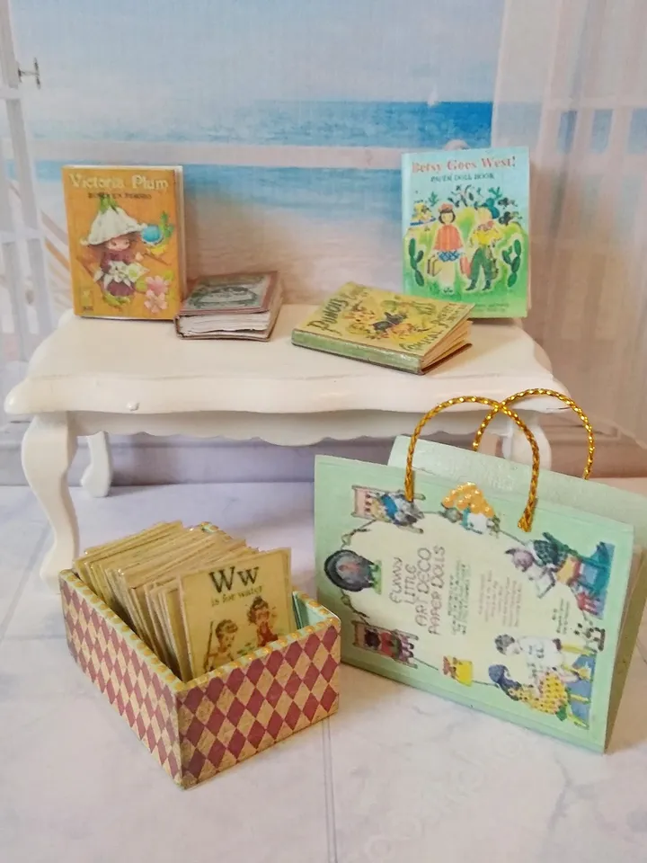 Books. A set of books. 6 items.1:12 scale.