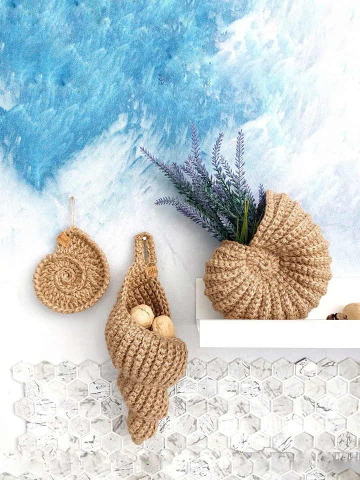 Hanging basket in the shape of an ammonite shell.
Handmade crocheted sea shell made of jute.
Eco-friendly marine-style decor. Use the basket as a planter for small flowers, an organizer for cosmetics, combs and other items.