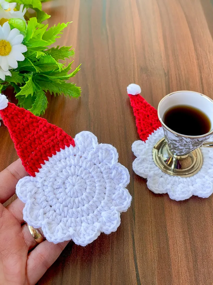 Crochet Santa Hat Coasters Pattern, Decorative Crochet Xmas Coasters for Holiday Home Decor, Ideal for Coffee Lovers
