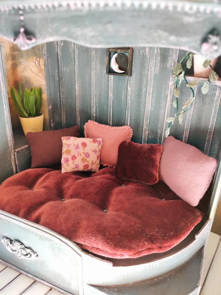 Roombox Doll Bed 1/12 Shabby chic royal blue