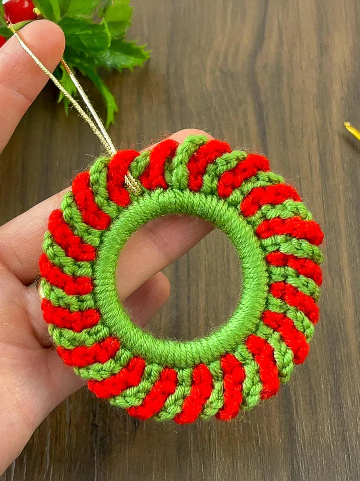 Crochet Holiday Wreath Pattern, DIY Red Green Christmas Ornament PDF, Handmade Festive Décor Tutorial, Beginner Crochet Project
