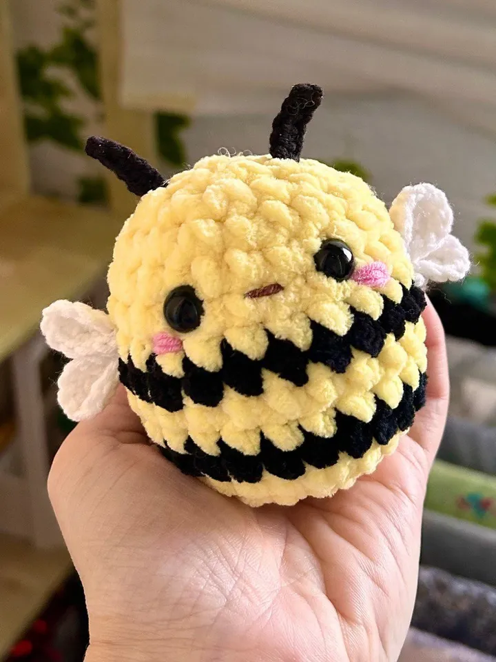 Crochet bee pattern Amigurumi bee plushie tutorial Easy pattern for beginners