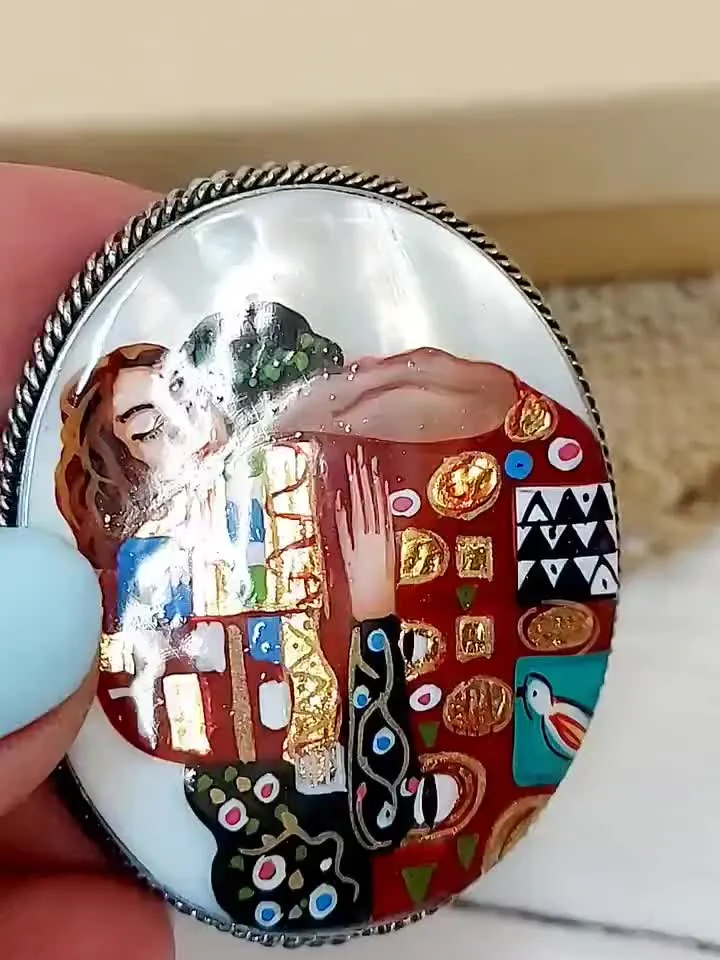 Brooches for women: The Embrace by Gustav Klimt on pearl brooches • Gorgeous brooch for lovers • Love & feelings • Painted lacquer pin