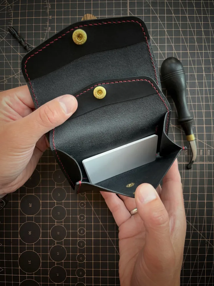 Pattern of a mini women's wallet - Pattern of a leather wallet - Download PDF & video TUTORIAL. Punch pitch 4 mm.