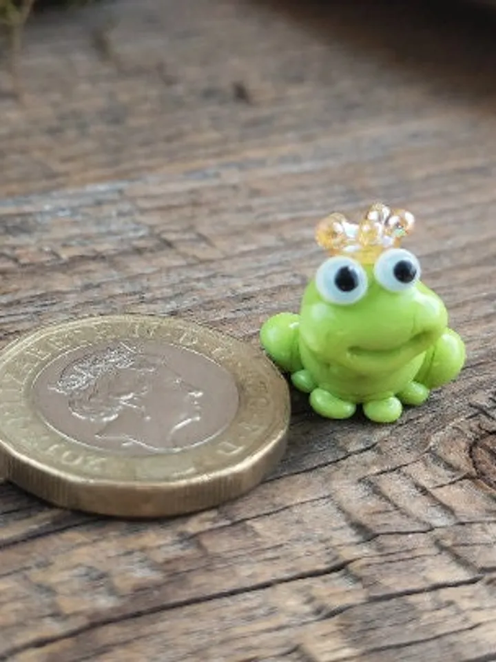 Frog figurines Frog gifts Glass frog Miniature frog Frog decor Glass frog Glass figurines Tiny glass animals Blown glass art Terrarium