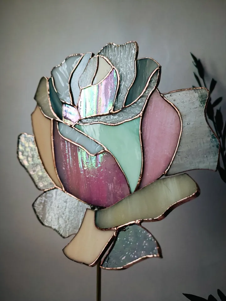 White Rose on Stand, Stained glass on stands, Tiffany Stained Glass, White Rose Stained Glass Sculpture, Stained Glass Rose on a Stand, White Rose Glass Flower, Handmade Glass Rose Art, White Rose on Brass and Stone Base, Elegant Rose in Art Glass