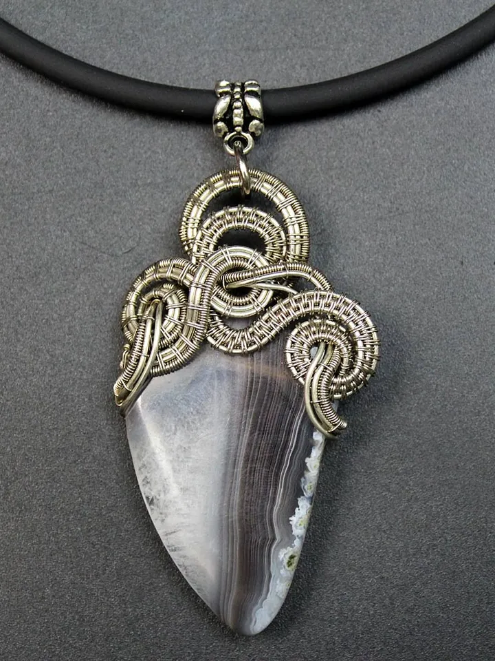 Handmade pendant made of nisilber wire and natural agate.