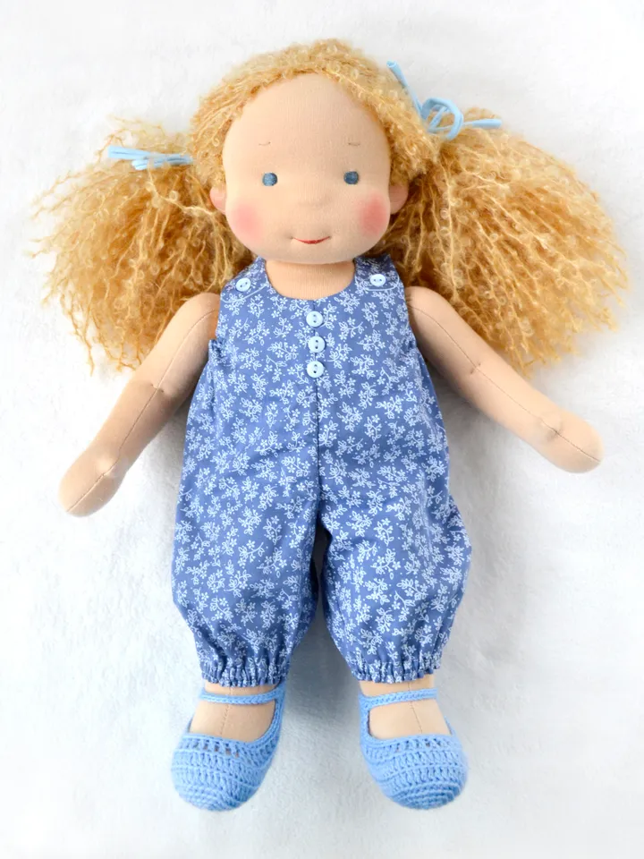 DIY clothes set for a Waldorf doll 11 inch (28 cm) tall. PDF sewing patterns and tutorials.