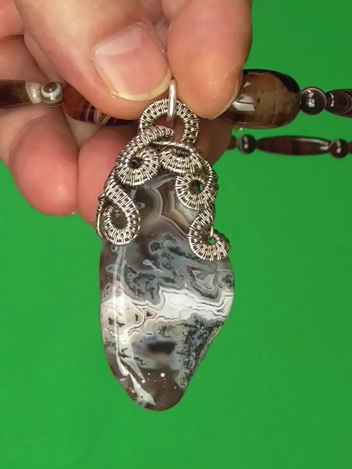 Handmade necklace made of agate.