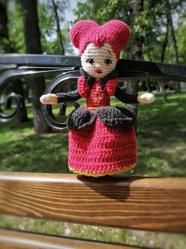 PDF Crochet Red Queen of Hearts Pattern doll, Alice in Wonderland, Red Queen Amigurumi , Pattern Crocheted doll with hair, Amigurumi doll