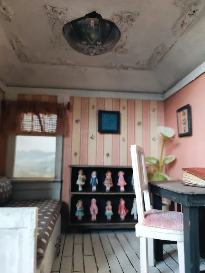 Miniature Roombox for Dolls Little Collector's Dollhouse 1/18 scale