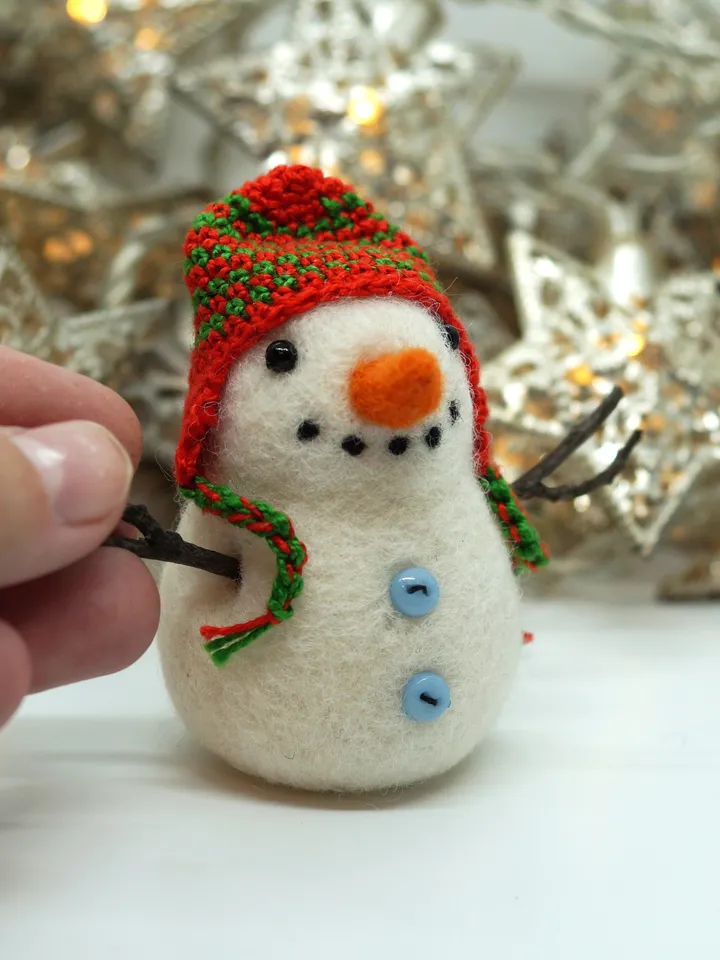 Needle felted snowman, Christmas gift, decoration, snowman in a striped hat, made to order