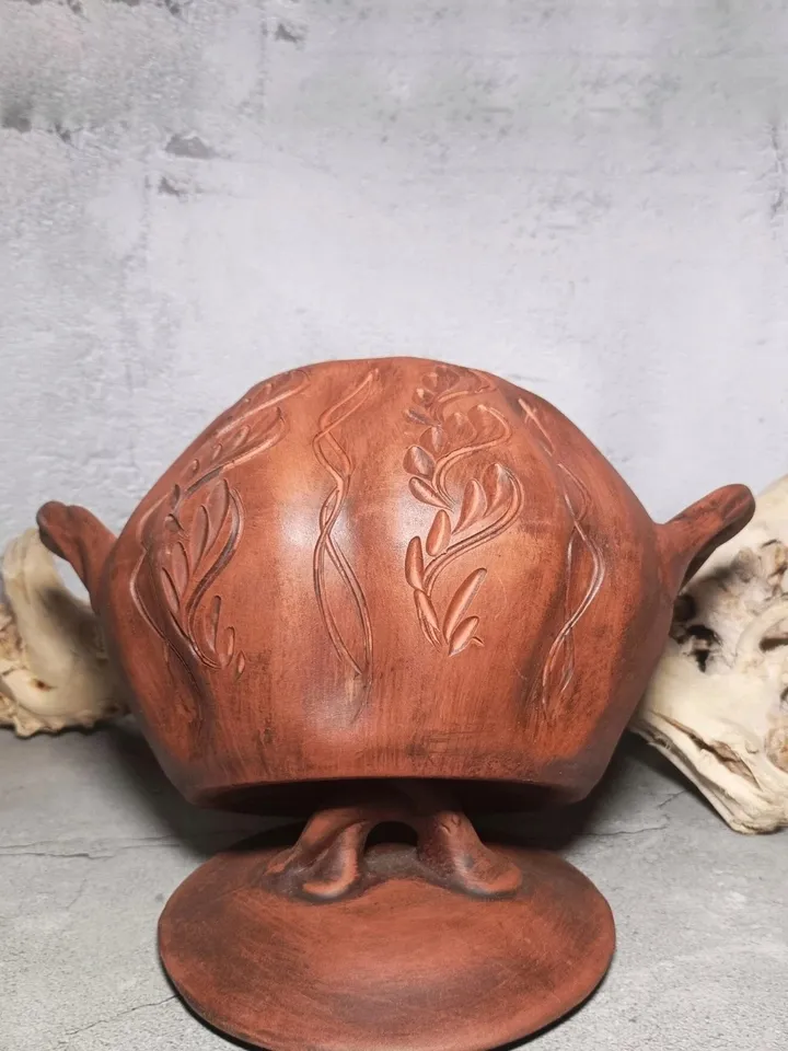 Glay casserole 118,34 fl.oz Handmade with handles and lid, carved pattern