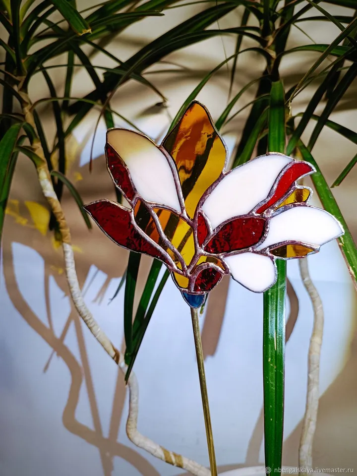 Magnolia on a Brass and Cast Stone Stand, Stained Glass Flower, Glass Magnolia on Stand, Artistic Glass Floral Decor, Tiffany Glass Flower, Magnolia Sculpture, Magnolia in Brass and Stone