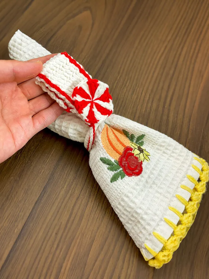 Crochet Candy Cane Towel Holder Pattern PDF, Christmas Kitchen Decor Tutorial, Festive Holiday Crochet Project for Beginners