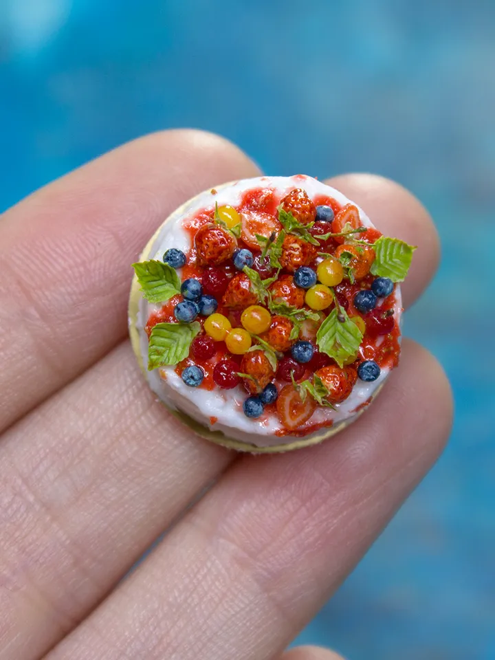 MINIATURE cake with berries on a gold cardboard stand 1