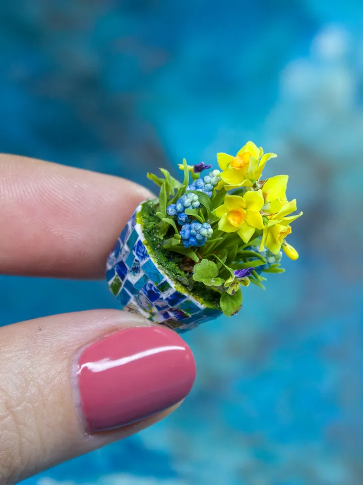 MINIATURE daffodils, muscari and pansies in a mosaic pot | Dollhouse miniatures