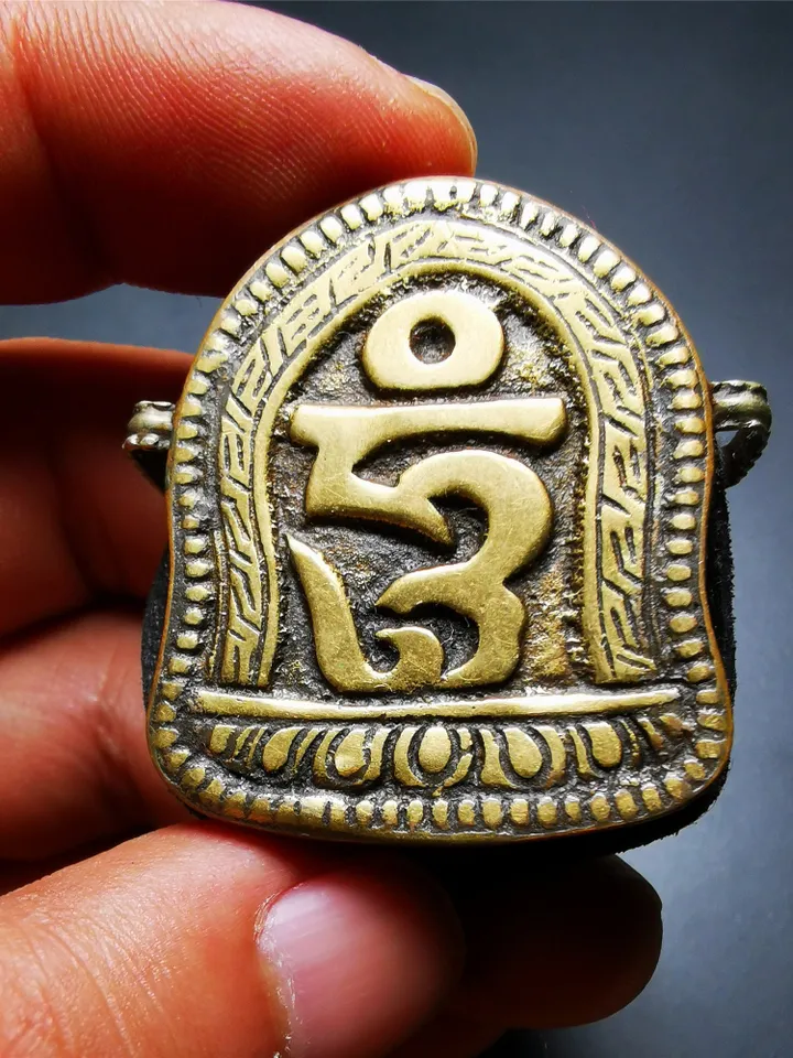 Gandhanra Antique Handmade Gau Ghau Shrine, Tibetan Letter Hum,Mini Tibetan Buddhist Altar Amulet Pendant,80 years old