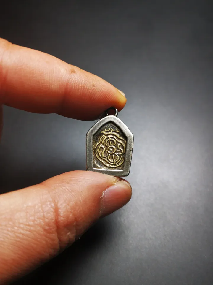 Gandhanra Antique Tibetan Buddhist Protective Pendant,Je Tsongkhapa Amulet,Losang Drakpa,Je Rinpoche,Made of Cold Iron,,Inlaid with Sliver