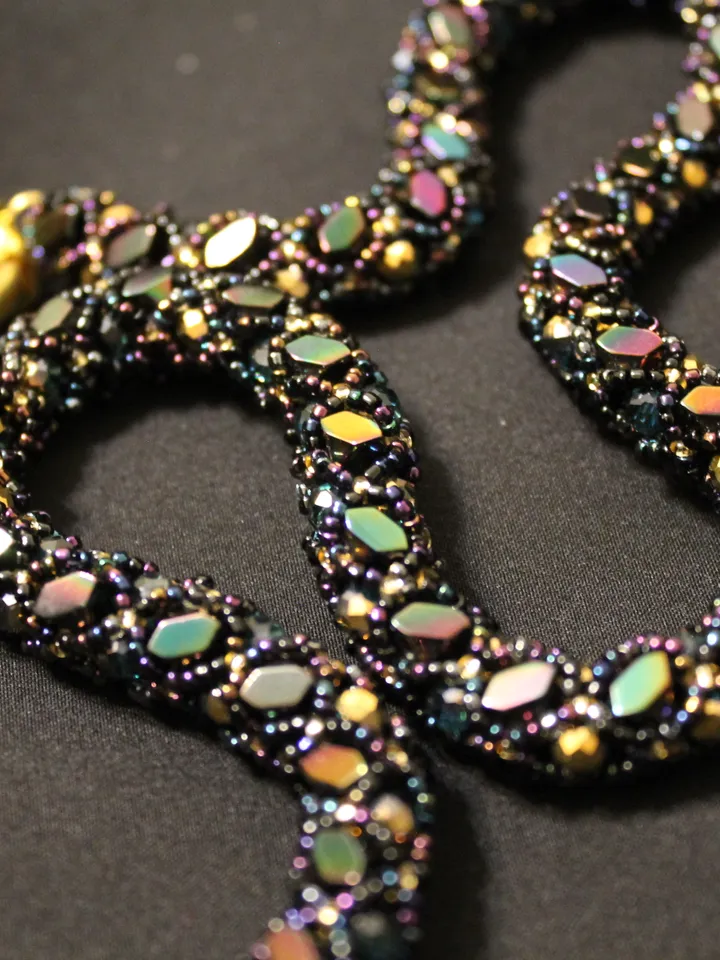 Beads necklace made of geometric hematite and emerald beads
