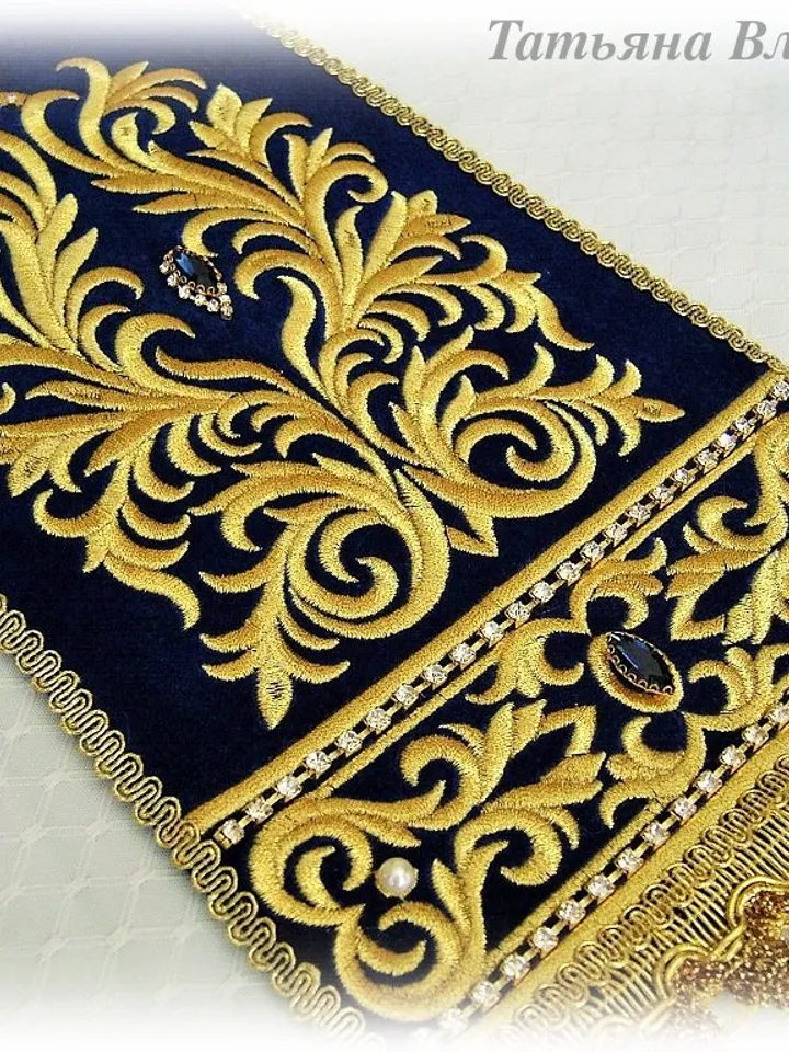Lampada is a set of designs for machine embroidery.