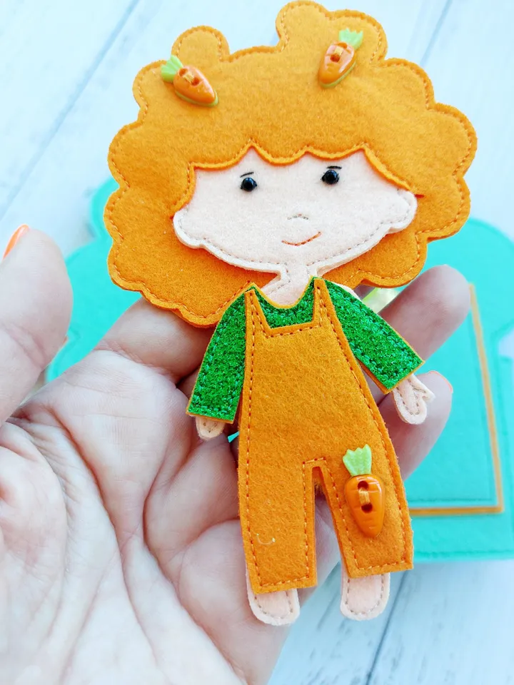 Carrot Dollhouse Felt Dollhouse Kids Dollhouse with Clothes and Food Set Portable Fabric Doll Room