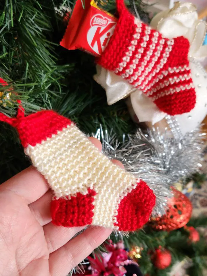 Adorable Mini Stockings Crochet Pattern for Christmas Tree and Advent Calendar