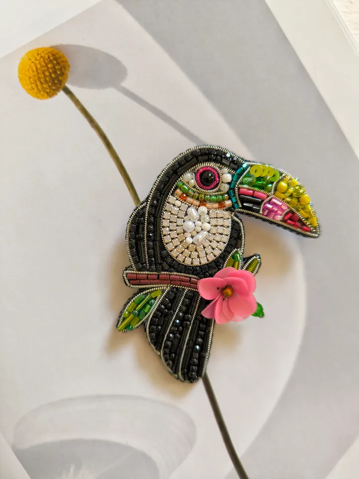 Brooch Toucan, beaded brooch, embroidered brooch, handmade design, custom brooch, green bird